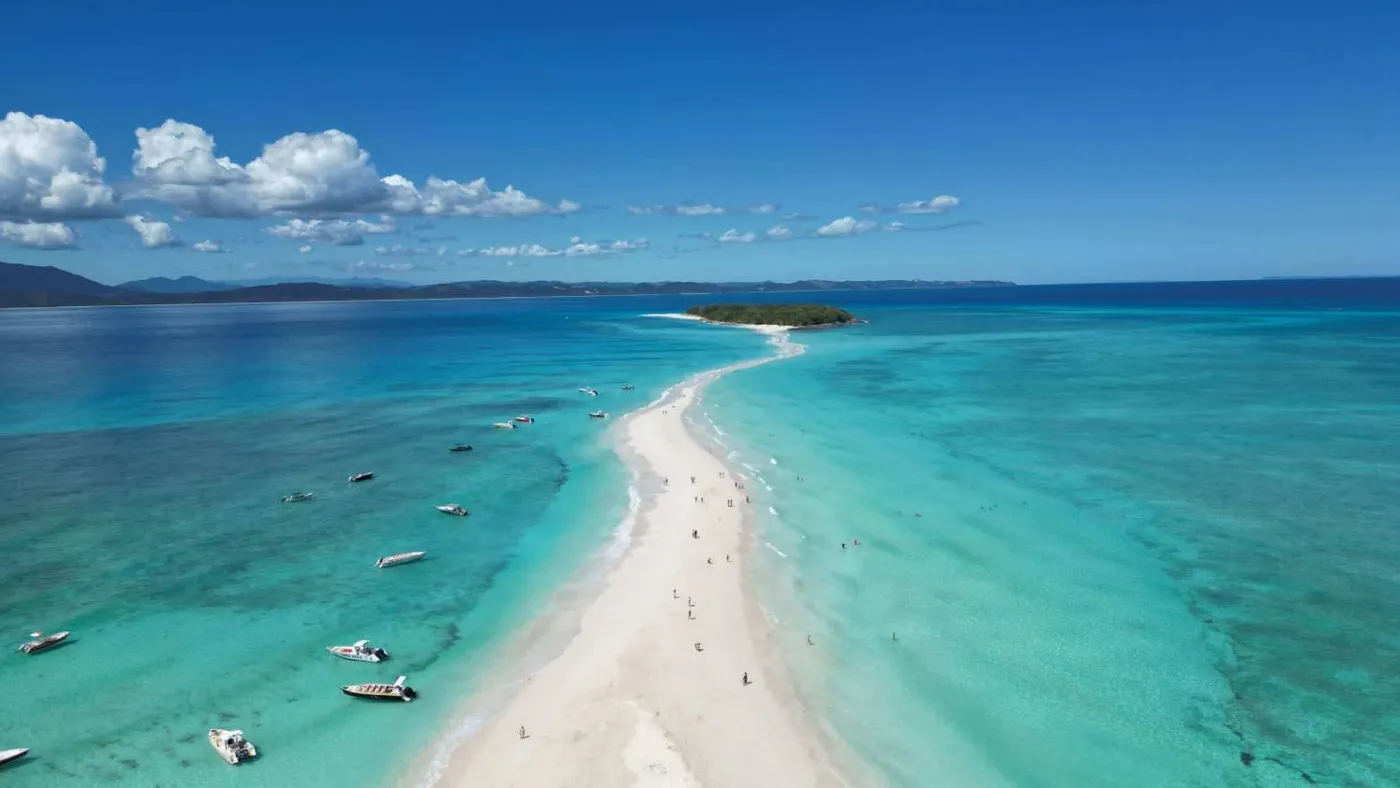 Banc de sable blanc entre des eaux turquoises, au large de Nosy Be